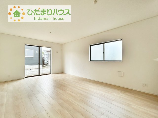 【居間・リビング】 | 結城市結城第42　新築戸建　1号棟 | リビングの大きな窓からは、暖かな日の光が降り注ぎます・・・