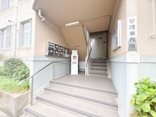 フラワリータウン生駒C棟のエントランス