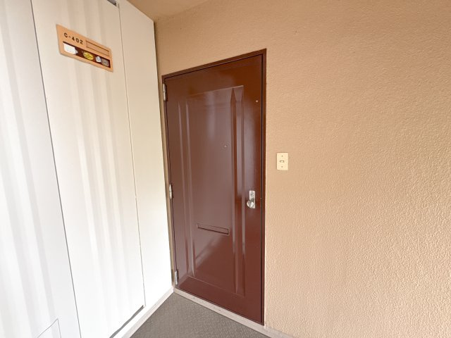 フラワリータウン生駒C棟の玄関