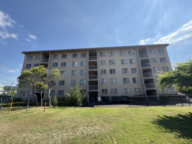 フラワリータウン生駒C棟の外観