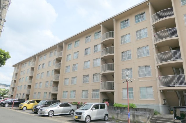 フラワリータウン生駒C棟の外観