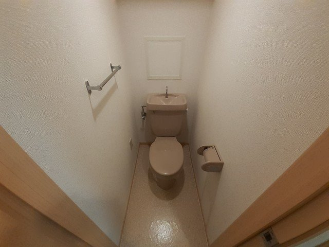 ヴェルジェのトイレ|落ち着いた色調のトイレです