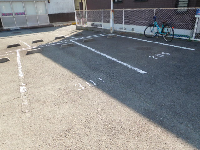 ハビテーション今宿の駐車場