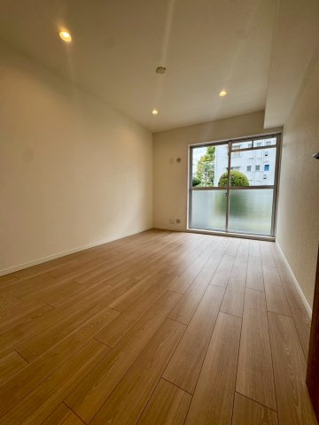 平田住宅　第13号棟の洋室|約6帖の洋室二部屋はバルコニーに面して明るく風通しの良いお部屋です！