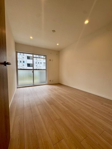 平田住宅　第13号棟の洋室|南向きバルコニーで陽当り良好です。
洗濯物もたっぷり干せます。