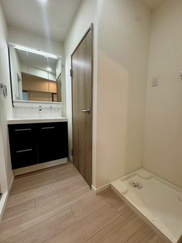 平田住宅　第13号棟の独立洗面台|洗面台は収納力のある洗面台です。
