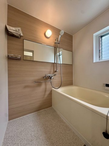 平田住宅　第13号棟の浴室|浴室は窓付きで自然換気もできます。
