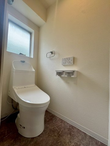 平田住宅　第13号棟のトイレ|トイレにも小窓付きです!
ウォシュレット一体型トイレです。
