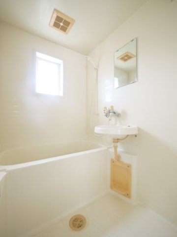 津高台ハイツの浴室|※写真は別の部屋のものです。