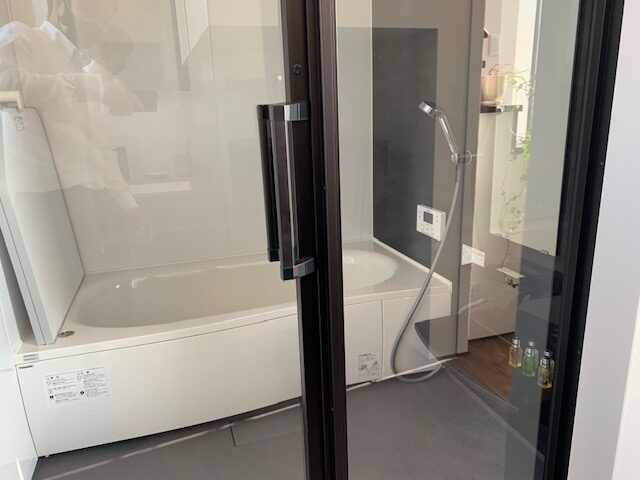 小松市白江町の新築一戸建の浴室