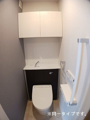 サニーコート伏見のトイレ|落ち着いた色調のトイレです