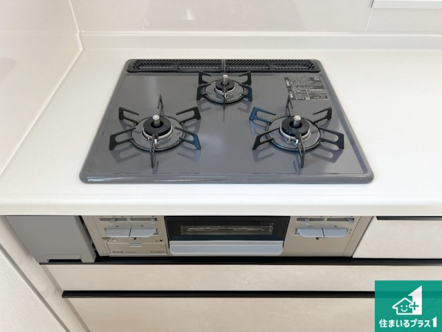 羽曳野市野々上　新築一戸建ての設備|ダブル高火力Ｓｉセンサー付きコンロ！３口あるので、まとめて料理をする時も大活躍！