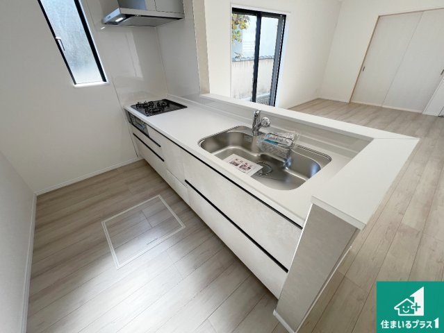 羽曳野市野々上　新築一戸建てのキッチン|リビングと統一感があり、使い勝手のいいキッチン。広々としているので、二人並んで作業が出来ちゃいます。お子様と一緒に色々なお料理に挑戦できるスペースがあります。