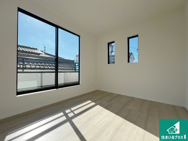 羽曳野市野々上　新築一戸建ての洋室|シンプルな洋室は、自分好みのインテリアが楽しめます♪ご家族とインテリアや家具を選びに行くのは新築購入時の醍醐味の一つです。ぜひお楽しみください♪