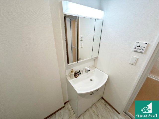 羽曳野市野々上　新築一戸建ての独立洗面台|清潔感のある洗面台です。フラットな鏡は掃除がしやすく毎日清潔！鏡裏には収納があるのでスッキリとした洗面台が保てます。