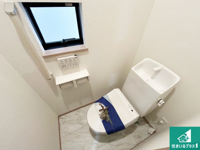 羽曳野市野々上　新築一戸建てのトイレ|1・2階の2ヶ所にあるので、朝の忙しい時間の順番待ちもなく、深夜の利用にも大変便利です。