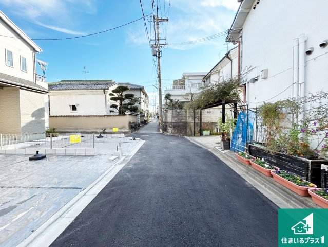 羽曳野市野々上　新築一戸建ての前面道路含む現地写真|周辺は閑静な住宅街！前面道路広々で車の出し入れも便利です。駐車が苦手な方でも安心して車庫入れできます！