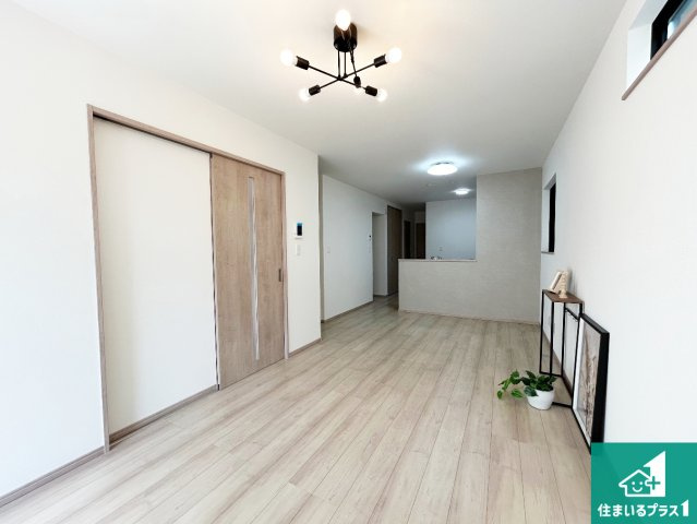 羽曳野市野々上　新築一戸建ての居間・リビング|日当たり良好の明るいリビングで朝の目覚めもスッキリできそう！対面キッチンでご家族のコミュニケーションも自然と増える設計！小さなお子様が遊ぶスペースを作っても広々とくつろげるLDK！