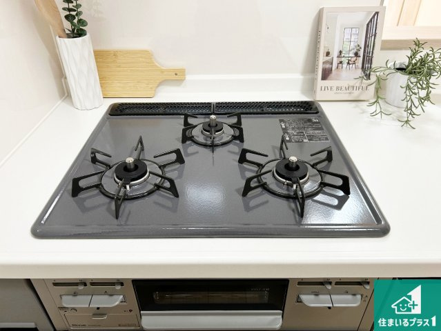 羽曳野市野々上　新築一戸建ての設備|ダブル高火力Ｓｉセンサー付きコンロ！３口あるので、まとめて料理をする時も大活躍！