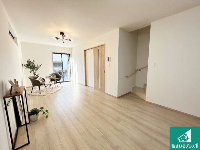 羽曳野市野々上　新築一戸建ての居間・リビング|シンプルなリビングは、観葉植物等のインテリアを楽しめますね！パパ好みにも、ママ好みにも家具次第で雰囲気を変えることができます！