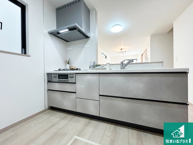 羽曳野市野々上　新築一戸建てのキッチン|リビングと統一感があり、使い勝手のいいキッチン。広々としているので、二人並んで作業が出来ちゃいます。お子様と一緒に色々なお料理に挑戦できるスペースがあります。