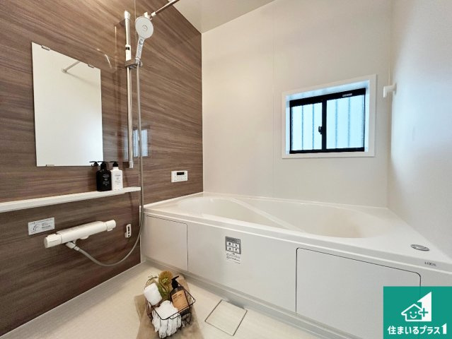 羽曳野市野々上　新築一戸建ての浴室|足をゆったり伸ばして寛げる浴槽です。窓が設けられていますので差し込む光が明るく穏やかな雰囲気にしてくれます♪浴室乾燥機も設置しているので、雨の日の洗濯物も安心です♪