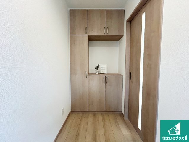 羽曳野市野々上　新築一戸建ての玄関|シューズボックスにはたくさんの靴が収納できるので玄関周りはいつもスッキリ！ご家族が増えても安心！