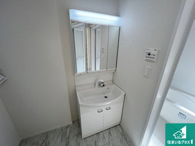 羽曳野市野々上　新築一戸建ての独立洗面台|清潔感のある洗面台です。フラットな鏡は掃除がしやすく毎日清潔！鏡裏には収納があるのでスッキリとした洗面台が保てます。