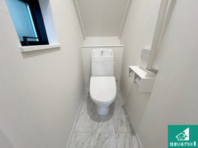 羽曳野市野々上　新築一戸建てのトイレ|1・2階の2ヶ所にあるので、朝の忙しい時間の順番待ちもなく、深夜の利用にも大変便利です。