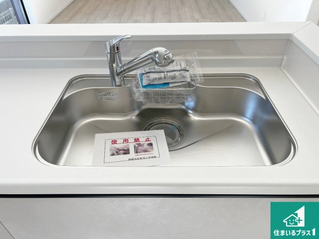 羽曳野市野々上　新築一戸建ての浴室|洗い物も楽にできる、広々シンク！