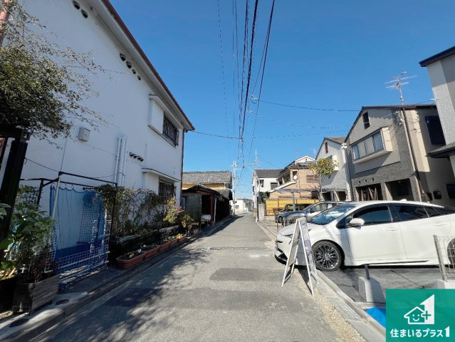 羽曳野市野々上　新築一戸建ての前面道路含む現地写真|周辺は閑静な住宅街！前面道路広々で車の出し入れも便利です。駐車が苦手な方でも安心して車庫入れできます！