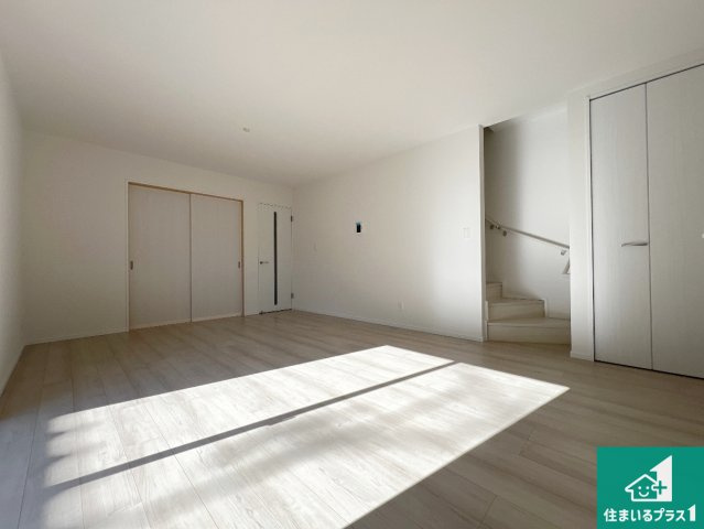 羽曳野市野々上　新築一戸建ての居間・リビング|日当たり良好の明るいリビングで朝の目覚めもスッキリできそう！対面キッチンでご家族のコミュニケーションも自然と増える設計！小さなお子様が遊ぶスペースを作っても広々とくつろげるLDK！