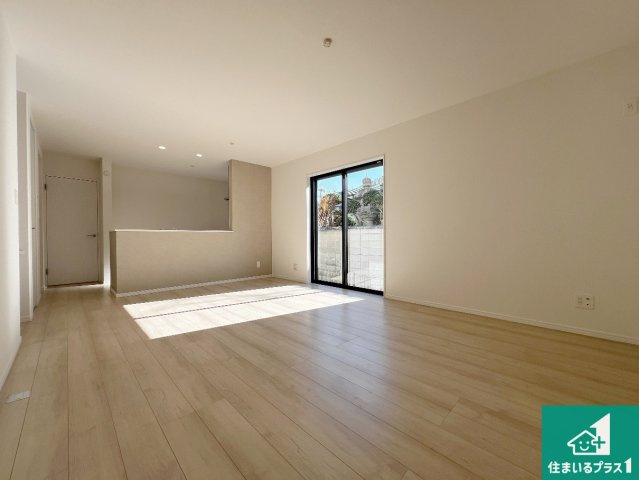 羽曳野市野々上　新築一戸建ての居間・リビング|シンプルなリビングは、観葉植物等のインテリアを楽しめますね！パパ好みにも、ママ好みにも家具次第で雰囲気を変えることができます！