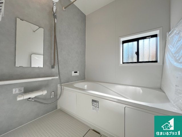 羽曳野市野々上　新築一戸建ての浴室|足をゆったり伸ばして寛げる浴槽です。窓が設けられていますので差し込む光が明るく穏やかな雰囲気にしてくれます♪浴室乾燥機も設置しているので、雨の日の洗濯物も安心です♪