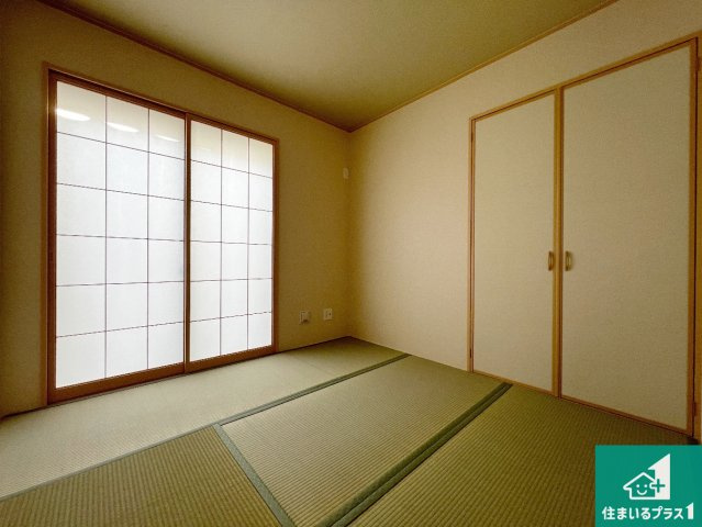 羽曳野市野々上　新築一戸建ての和室|一室あると便利な和室は客間としてだけでなく、小さなお子様のプレイルームや食後のくつろぎスペースとしてもご利用いただけます。収納もついていますので大活躍間違いなし！