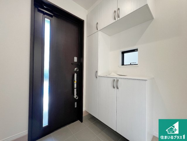 羽曳野市野々上　新築一戸建ての玄関|シューズボックスにはたくさんの靴が収納できるので玄関周りはいつもスッキリ！ご家族が増えても安心！