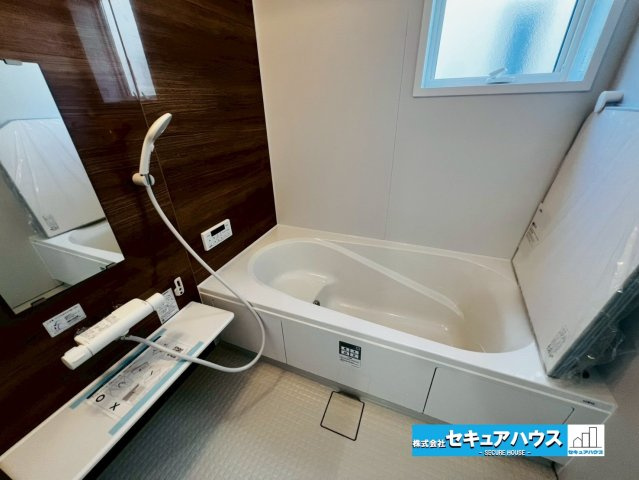 【今からご案内可能】知多市清水が丘２丁目 全３棟 の浴室|【浴室】
◆アクセントパネルで落ち着きのある雰囲気を演出します。毎日の疲れを癒やすバスタイムをお楽しみ下さい！
◆窓付きで、カビの繁殖を抑える効果があります。