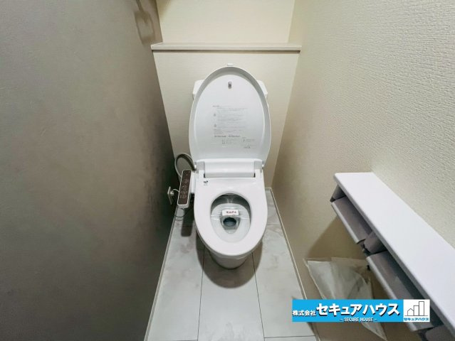 【今からご案内可能】知多市清水が丘２丁目 全３棟 のトイレ|【高機能トイレ】
◆高機能トイレの多くは便器のフタの開閉が自動であり、使用後に手動で水を流す面倒もなく非常に便利です。スタイリッシュな見た目で、お掃除しやすく、節水効果が高いです。
