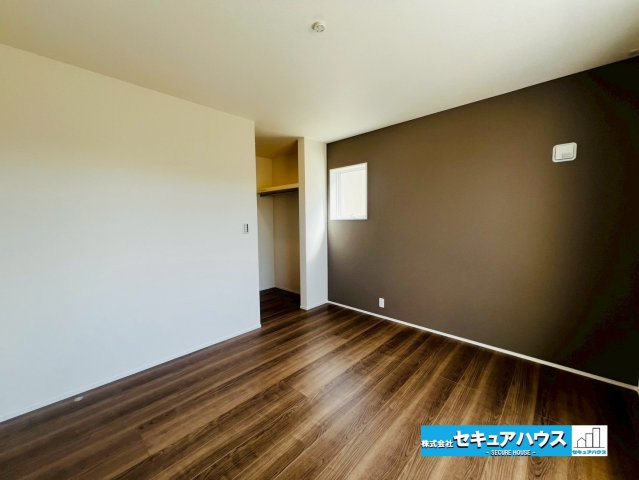 【今からご案内可能】知多市清水が丘２丁目 全３棟 の洋室|【洋室】
◆広々とした居住空間は日々の暮らしを彩り、心のやすらぎと満足感を与えてくれます。通風と採光を考慮した設計は子供たちはのびのび育ち、家族でくつろぎと団らんを生み出します。