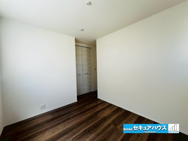 【今からご案内可能】知多市清水が丘２丁目 全３棟 の洋室|【洋室】
◆家族一人ひとりの大切なプライベート空間。趣味に合わせて使って頂けるようシンプルに仕上げてあります。暮らし心地を大きく左右する収納を、適材適所に配置し使い勝手を考慮しました。　