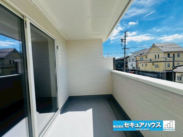【今からご案内可能】知多市清水が丘２丁目 全３棟 のバルコニー|【バルコニー】
◆見晴らしもよく、太陽の温かな温もりをめいっぱい受け止めてくれます。
太陽の光と爽やかな風を受けたお洗濯物はあっという間に乾き、取りこむ時には太陽の匂いを感じられそうですね。　