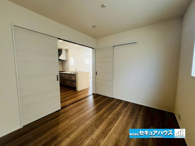 【今からご案内可能】知多市清水が丘２丁目 全３棟 の洋室|【1階洋室】
◆老後や体調が優れない時など、階段の上り下りが困難になった場合でも、1階で生活できるため安心です。﻿