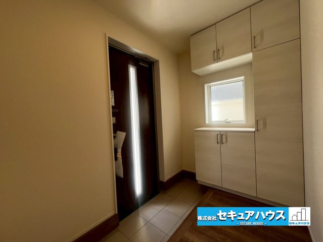 【今からご案内可能】知多市清水が丘２丁目 全３棟 の玄関|【玄関】
◆お家に出会う人々を迎える玄関だからこそ、広々清潔感あふれる空間にしたいものです。採光・通風にも配慮された設計で毎日明るい空間をキープします♪