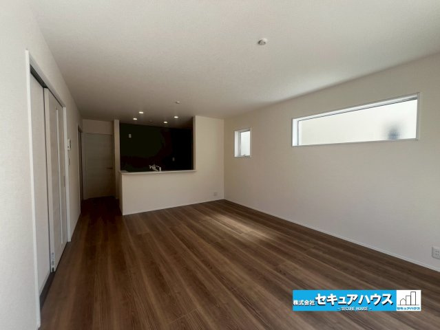 【今からご案内可能】知多市清水が丘２丁目 全３棟 の居間・リビング|【LDK】
◆通学から帰宅し、リビングルームで会話を楽しむ子ども達。リビングから臨む景色は太陽色に染まり、解放感溢れゆったりとしたひと時を過ごすことが出来る素敵な空間です。