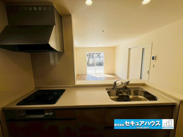 【今からご案内可能】知多市清水が丘２丁目 全３棟 のキッチン|【キッチン】
◆同時にたくさんの料理が調理できる。「焼く・蒸す・煮る」の工程を同時進行で進めることができるので、料理を素早く作ることができます。育児でバタバタ忙しいママに嬉しい♪