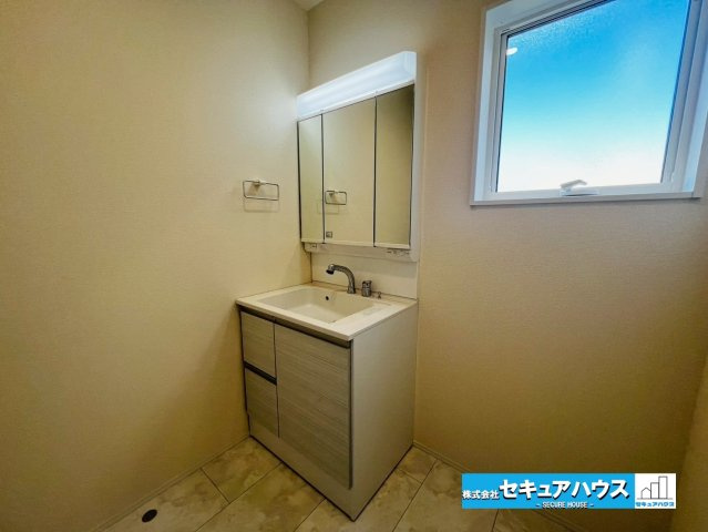 【今からご案内可能】知多市清水が丘２丁目 全３棟 の独立洗面台|【洗面台】
◆鏡の裏にはたっぷりと収納スペースを標準装備！
◆電源を付属しているのでドライヤーなど利用できます。