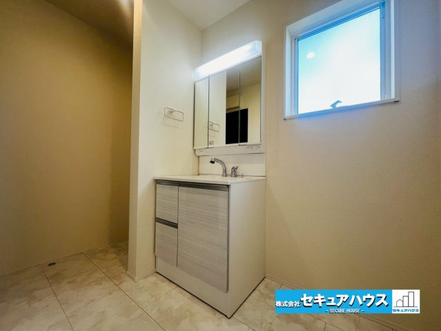 【今からご案内可能】知多市清水が丘２丁目 全3棟 の独立洗面台|【洗面台】
◆鏡の裏にはたっぷりと収納スペースを標準装備！
◆電源を付属しているのでドライヤーなど利用できます。