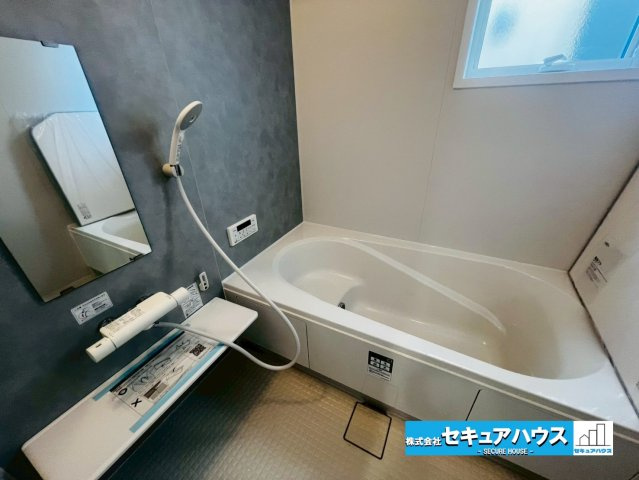 【今からご案内可能】知多市清水が丘２丁目 全3棟 の浴室|【浴室】
◆アクセントパネルで落ち着きのある雰囲気を演出します。毎日の疲れを癒やすバスタイムをお楽しみ下さい！
◆窓付きで、カビの繁殖を抑える効果があります。