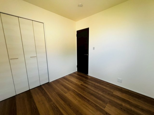 【今からご案内可能】知多市清水が丘２丁目 全3棟 の洋室|【洋室】
◆広々とした居住空間は日々の暮らしを彩り、心のやすらぎと満足感を与えてくれます。通風と採光を考慮した設計は子供たちはのびのび育ち、家族でくつろぎと団らんを生み出します。