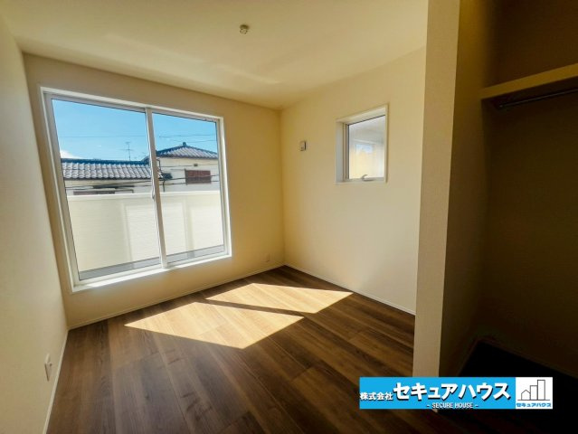 【今からご案内可能】知多市清水が丘２丁目 全3棟 の洋室|【洋室】
◆家族一人ひとりの大切なプライベート空間。趣味に合わせて使って頂けるようシンプルに仕上げてあります。暮らし心地を大きく左右する収納を、適材適所に配置し使い勝手を考慮しました。　